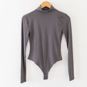 SO Gray Ribbed Long Sleeve Bodysuit Size Medium